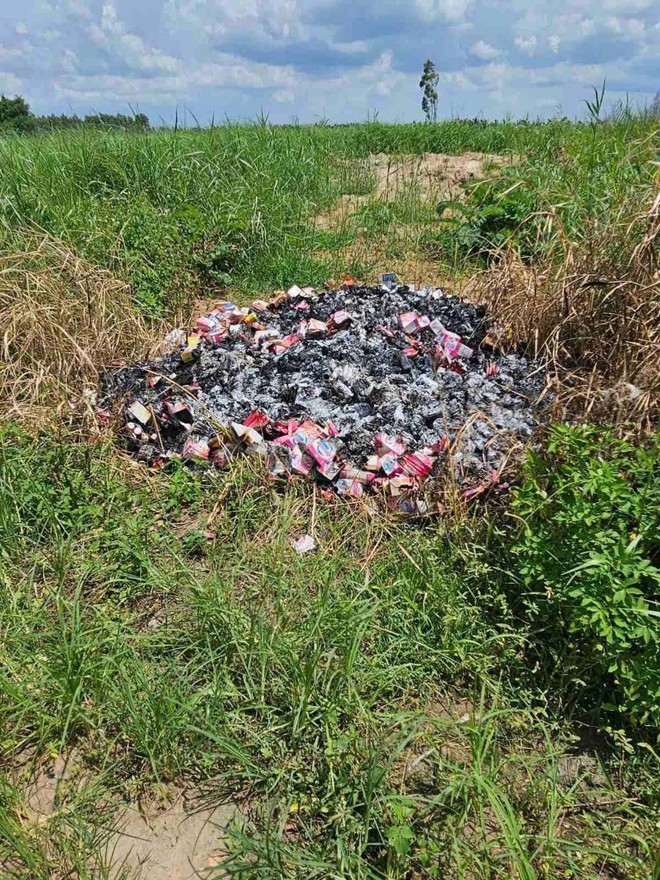 Số thuốc, thực phẩm chức năng bị đổ trộm ra bãi đất trống ở TPHCM được mua từ công ty nào? - Ảnh 1.