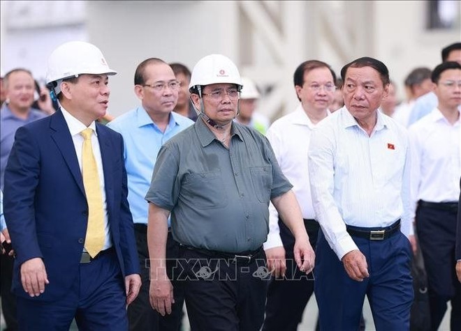 Thủ tướng kiểm tra tiến độ thi công dự án Trung tâm Hội chợ Triển lãm quốc gia, sáng 19/5. Ảnh: TTXVN Thủ tướng kiểm tra tiến độ thi công dự án Trung tâm Hội chợ Triển lãm quốc gia, sáng 19/5. Ảnh: TTXVN