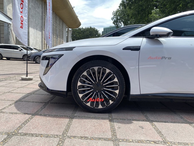 Nissan N7 lần đầu xuất hiện tại Việt Nam: Động cơ điện mạnh 215-268 mã lực, là xe trưng bày, xe hạng D nhưng giá quy đổi ngang Vios - Ảnh 10.