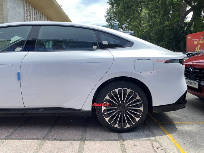 Nissan N7 lần đầu xuất hiện tại Việt Nam: Động cơ điện mạnh 215-268 mã lực, là xe trưng bày, xe hạng D nhưng giá quy đổi ngang Vios - Ảnh 11.