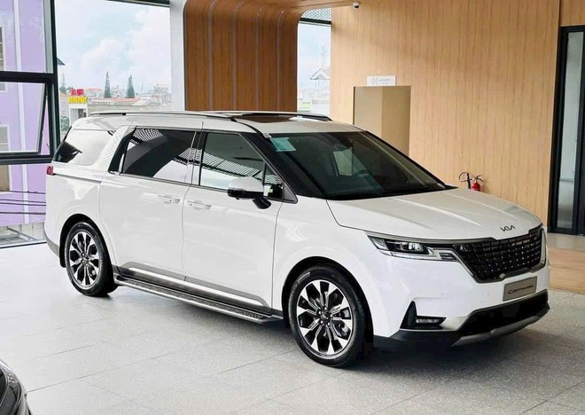 Kia Carnival bản xăng cao nhất giảm tới 210 triệu đồng tại đại lý, giá thực tế còn 1,549 tỷ đồng nhưng phải đánh đổi 1 thứ - Ảnh 3.