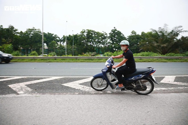 Nhiều tài xế xe máy thách thức 'tử thần', ngang nhiên lao vào cao tốc - Ảnh 2.
