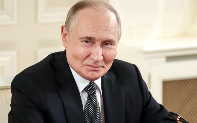 Tổng thống Vladimir Putin gặp gỡ các nhà báo tại St. Petersburg ngày 18/6. Ảnh: Reuters Tổng thống Vladimir Putin gặp gỡ các nhà báo tại St. Petersburg ngày 18/6. Ảnh: Reuters