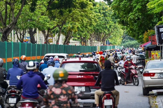 Xe máy tràn vào cao tốc Đại lộ Thăng Long 'né' ùn tắc - Ảnh 4.