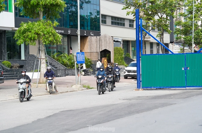 Xe máy tràn vào cao tốc Đại lộ Thăng Long 'né' ùn tắc - Ảnh 6.