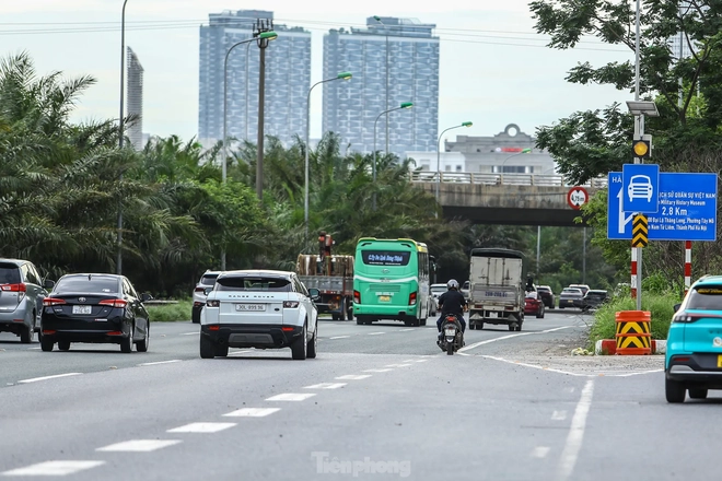 Xe máy tràn vào cao tốc Đại lộ Thăng Long 'né' ùn tắc - Ảnh 11.