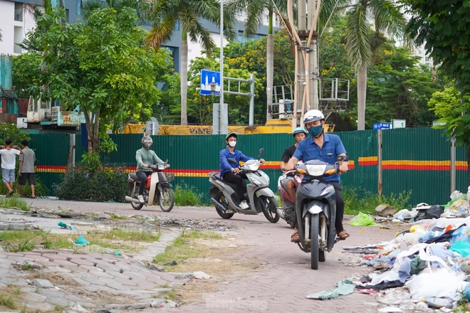Xe máy tràn vào cao tốc Đại lộ Thăng Long 'né' ùn tắc - Ảnh 5.
