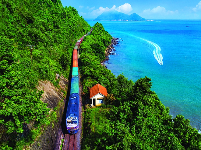 Chuyến tàu dài nhất Việt Nam là "chuyến tàu đẹp nhất hành tinh", du khách nhận xét: Phải đi 1 lần trong đời! - Ảnh 6. Chuyến tàu dài nhất Việt Nam là "chuyến tàu đẹp nhất hành tinh", du khách nhận xét: Phải đi 1 lần trong đời! - Ảnh 6.