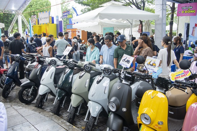Dân chơi Hà thành mang cả Kawasaki đi ‘đổi xăng lấy điện’ VinFast, có kèo xe công nghệ nhanh 1 nốt nhạc - Ảnh 6.