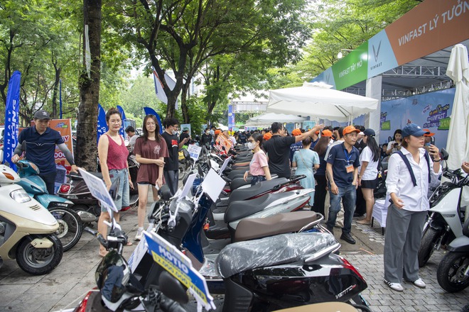 Dân chơi Hà thành mang cả Kawasaki đi ‘đổi xăng lấy điện’ VinFast, có kèo xe công nghệ nhanh 1 nốt nhạc - Ảnh 7.