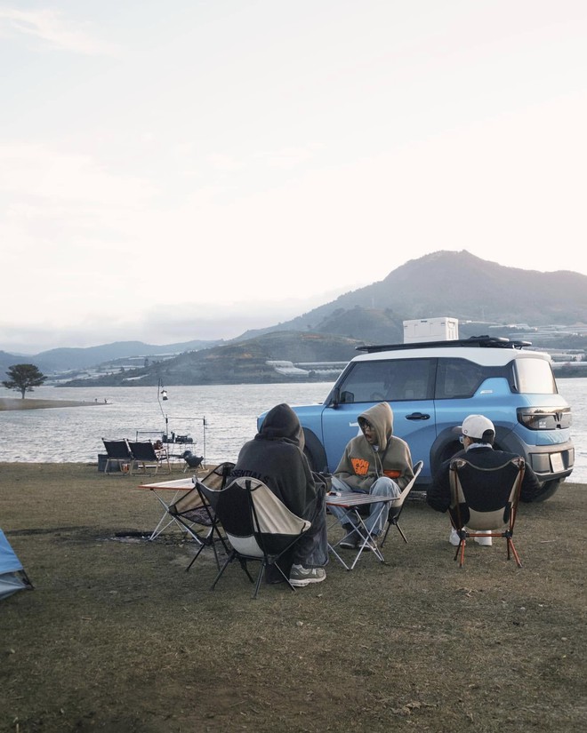 Tậu VinFast VF 3 dù đã có Ranger Raptor và Territory, 2 influencer ngành thời trang chia sẻ: ‘Lái bốc, dính ghế, định nghĩa cho phong cách gen Z’ - Ảnh 3.