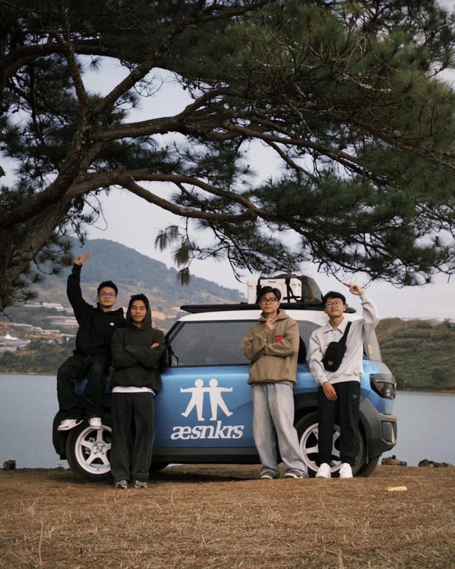 Tậu VinFast VF 3 dù đã có Ranger Raptor và Territory, 2 influencer ngành thời trang chia sẻ: ‘Lái bốc, dính ghế, định nghĩa cho phong cách gen Z’ - Ảnh 4.