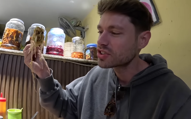 Max McFarlin - 1 vị khách Tây rất mê ẩm thực Việt Nam (Ảnh cắt từ video trên kênh Youtube của Max McFarlin)