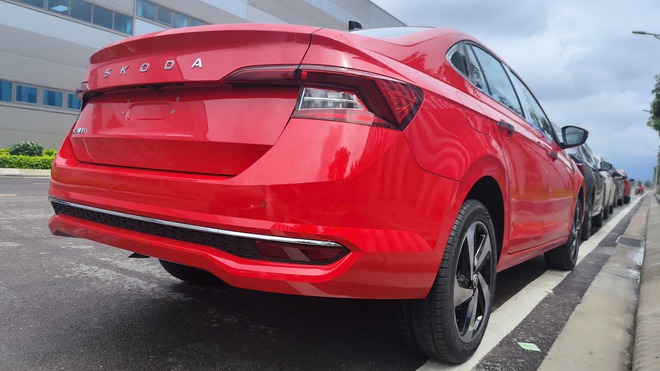 Skoda Slavia lộ 4 bản trước khi ra mắt Việt Nam: Gi&aacute; tạm t&iacute;nh từ 450 triệu đồng, 2 m&agrave;n h&igrave;nh lớn, m&aacute;y turbo, gầm cao vượt hẳn Vios, Accent - Ảnh 5.