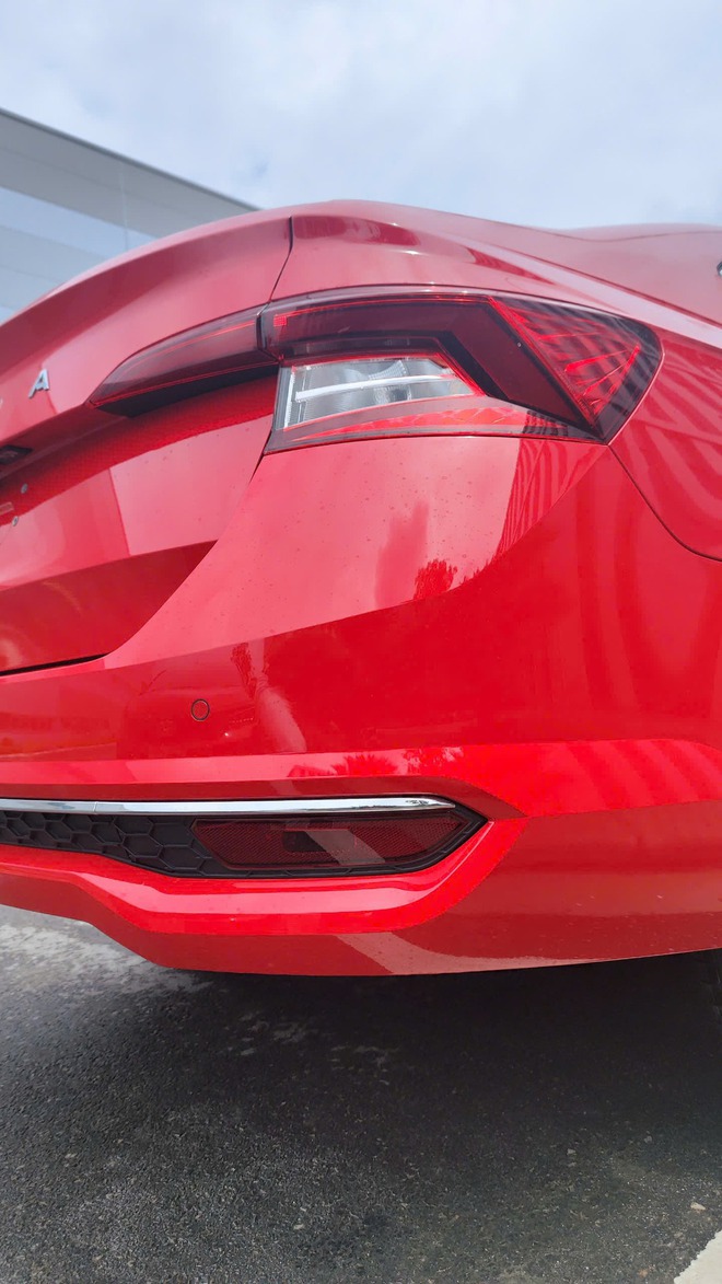 Skoda Slavia lộ 4 bản trước khi ra mắt Việt Nam: Giá tạm tính từ 450 triệu đồng, 2 màn hình lớn, máy turbo, gầm cao vượt hẳn Vios, Accent - Ảnh 7.