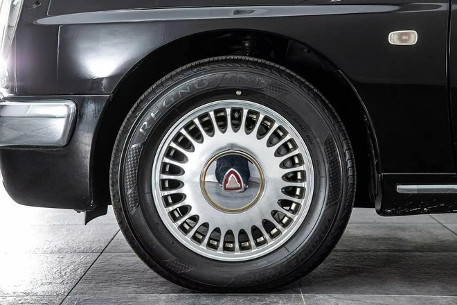 Đ&acirc;y l&agrave; chiếc Toyota đặc biệt m&agrave; kh&ocirc;ng nhiều người biết: Sản xuất năm 2000 nhưng thiết kế ho&agrave;i cổ, cửa mở ngược như Rolls-Royce, c&oacute; chi tiết giống 911 Targa, động cơ lấy từ Lexus - Ảnh 9.