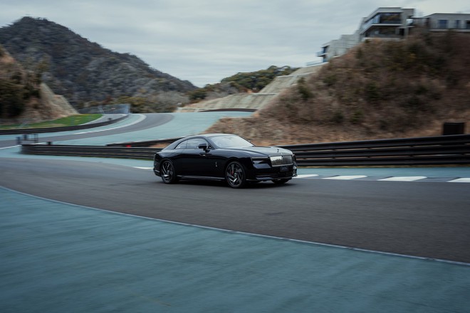 Tôi lái Rolls-Royce Spectre trên đường đua Nhật: Trải nghiệm ‘dễ dàng’ mà giàu cảm xúc - Ảnh 1.