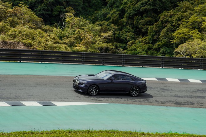 Tôi lái Rolls-Royce Spectre trên đường đua Nhật: Trải nghiệm ‘dễ dàng’ mà giàu cảm xúc - Ảnh 2.