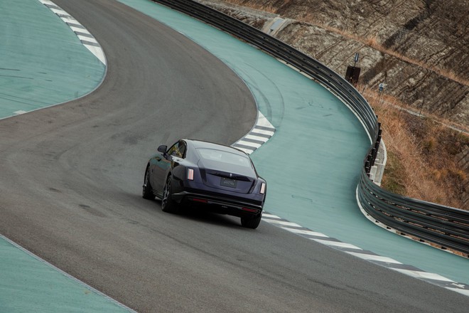 Tôi lái Rolls-Royce Spectre trên đường đua Nhật: Trải nghiệm ‘dễ dàng’ mà giàu cảm xúc - Ảnh 20.
