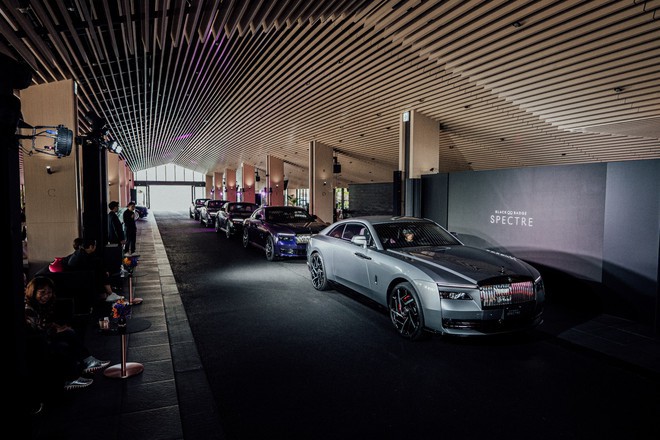 Tôi lái Rolls-Royce Spectre trên đường đua Nhật: Trải nghiệm ‘dễ dàng’ mà giàu cảm xúc - Ảnh 7.