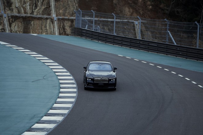 Tôi lái Rolls-Royce Spectre trên đường đua Nhật: Trải nghiệm ‘dễ dàng’ mà giàu cảm xúc - Ảnh 9.