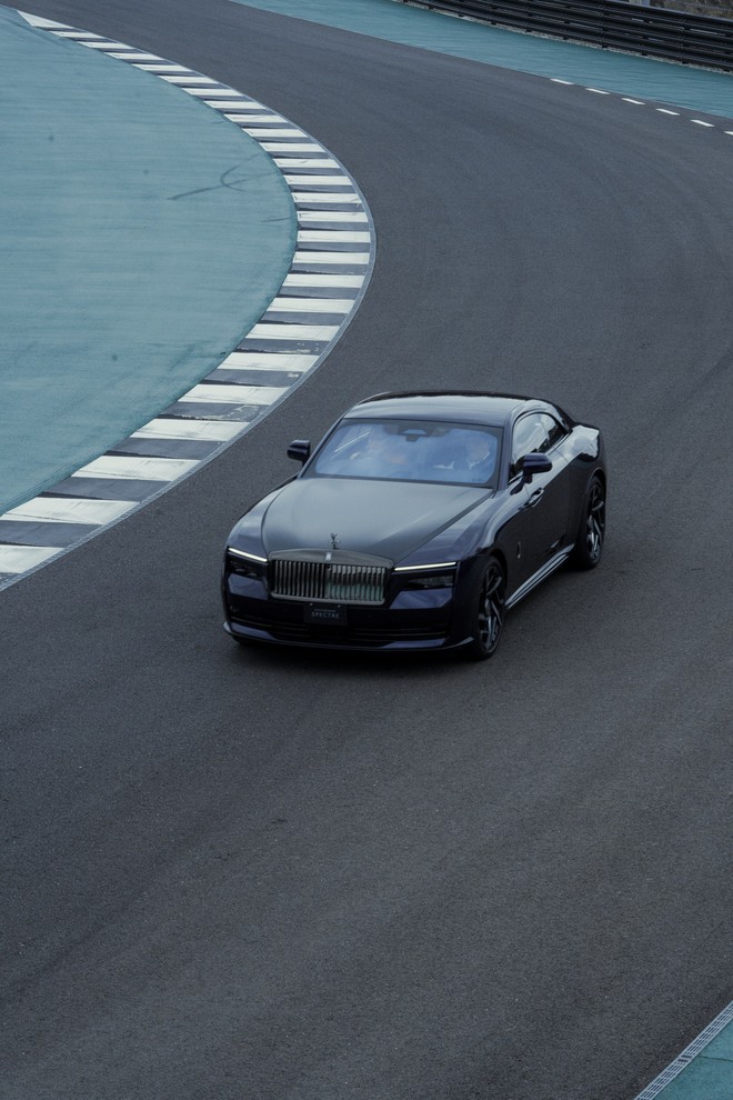 Tôi lái Rolls-Royce Spectre trên đường đua Nhật: Trải nghiệm ‘dễ dàng’ mà giàu cảm xúc - Ảnh 11.