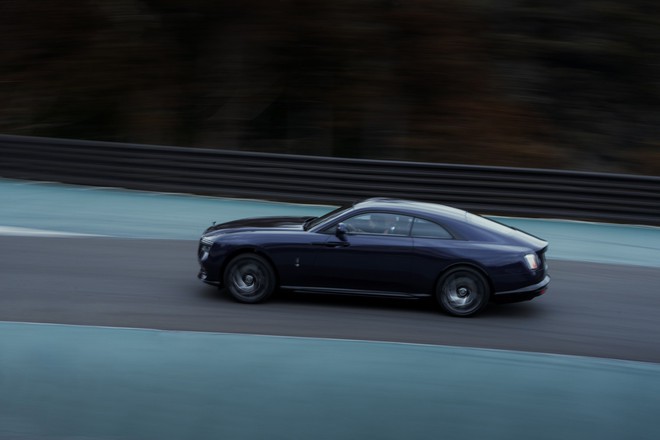 Tôi lái Rolls-Royce Spectre trên đường đua Nhật: Trải nghiệm ‘dễ dàng’ mà giàu cảm xúc - Ảnh 10.