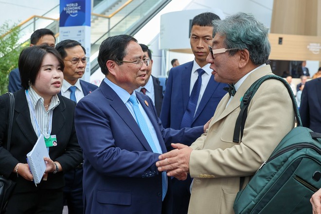 Các đại biểu chúc mừng Thủ tướng sau phiên đối thoại tại WEF 16 Thiên Tân. Ảnh: VGP Các đại biểu chúc mừng Thủ tướng sau phiên đối thoại tại WEF 16 Thiên Tân. Ảnh: VGP