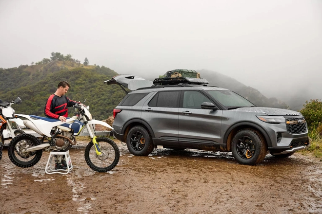 Ford Explorer 2026 thêm bản 'off-road đỉnh nhất từ trước đến nay': Ngoại hình hầm hố hơn, một loạt 'đồ chơi' quăng quật địa hình, mạnh tới 400 mã lực - Ảnh 1.