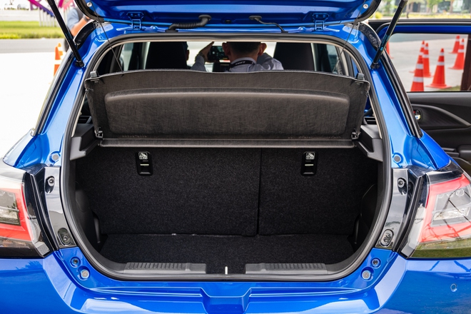 Suzuki Swift 2025 ra mắt Việt Nam: Giá 569 triệu, máy hybrid, 6 tính năng ADAS, đấu Mazda2 hatchback - Ảnh 18.