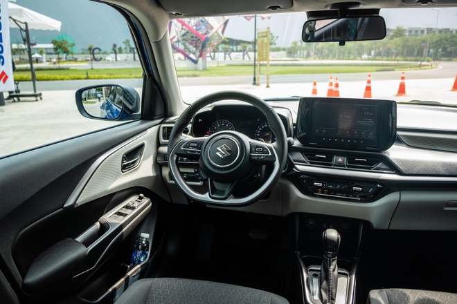 Suzuki Swift 2025 ra mắt Việt Nam: Giá 569 triệu, máy hybrid, 6 tính năng ADAS, đấu Mazda2 hatchback - Ảnh 12.