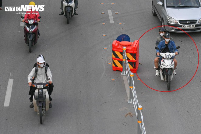 Tài xế lúng túng với hàng rào phân làn trên 2 tuyến đường vành đai Hà Nội - Ảnh 15.