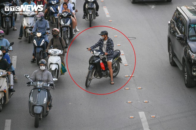 Tài xế lúng túng với hàng rào phân làn trên 2 tuyến đường vành đai Hà Nội - Ảnh 6.