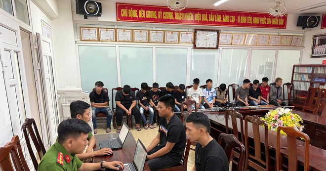 Công an thành phố Huế làm việc với nhóm thanh thiếu niên.

