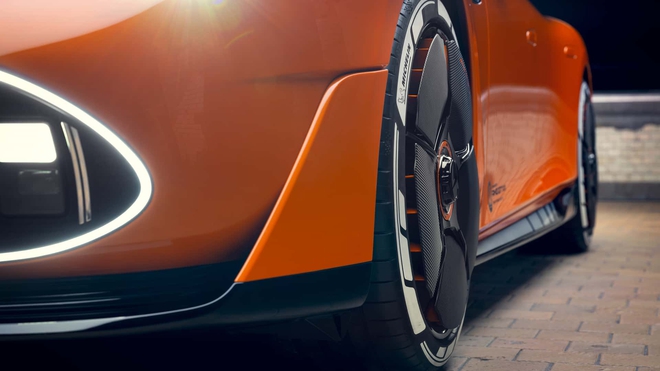 Mercedes-AMG GT đời mới này gắn loa ở đèn pha để giả một thứ tiếng mà fan xe xăng yêu thích - Ảnh 7.