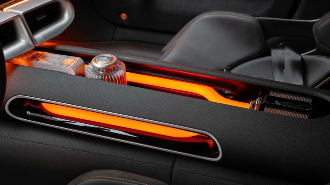 Mercedes-AMG GT đời mới này gắn loa ở đèn pha để giả một thứ tiếng mà fan xe xăng yêu thích - Ảnh 14.