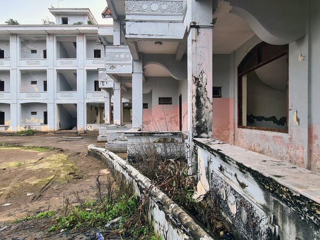 Loạt khách sạn bỏ hoang tại bãi biển nổi tiếng bậc nhất miền Bắc, du khách nhận xét: Tiếc thay một thời! - Ảnh 5.