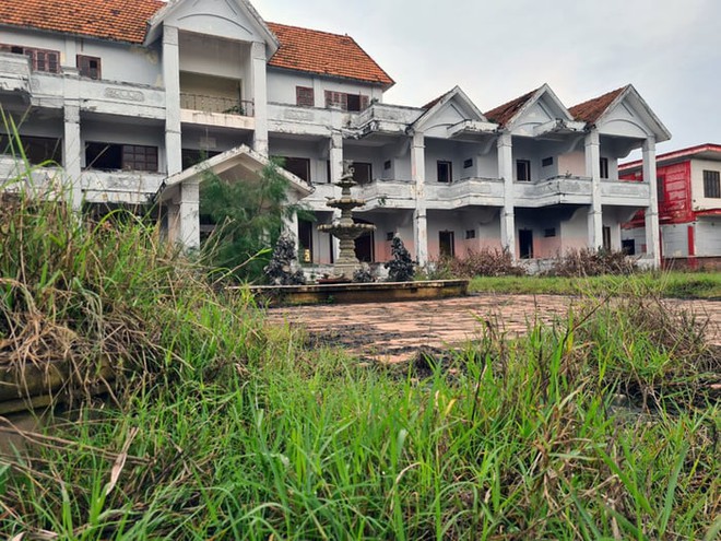 Loạt khách sạn bỏ hoang tại bãi biển nổi tiếng bậc nhất miền Bắc, du khách nhận xét: Tiếc thay một thời! - Ảnh 3.