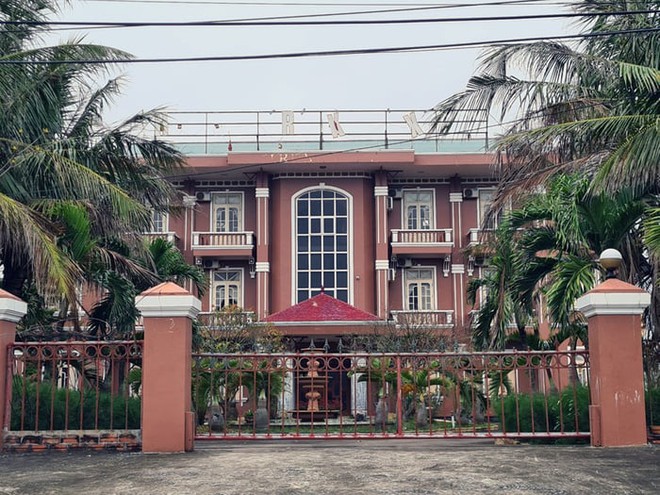 Loạt khách sạn bỏ hoang tại bãi biển nổi tiếng bậc nhất miền Bắc, du khách nhận xét: Tiếc thay một thời! - Ảnh 1.