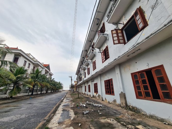 Loạt khách sạn bỏ hoang tại bãi biển nổi tiếng bậc nhất miền Bắc, du khách nhận xét: Tiếc thay một thời! - Ảnh 4.