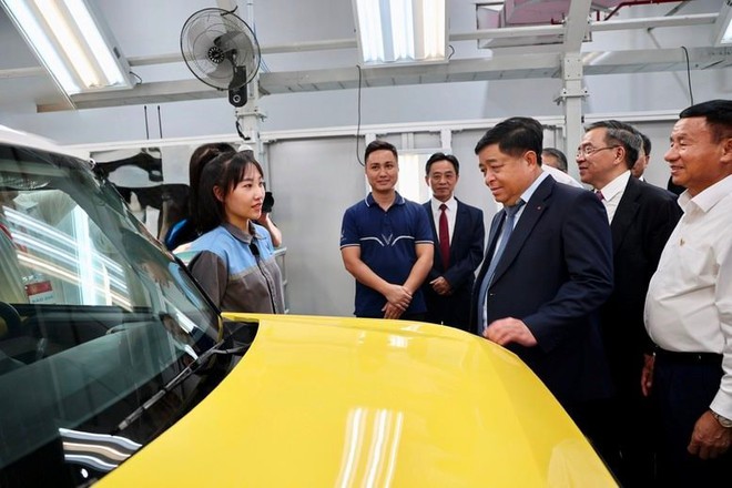 Phó Thủ tướng Nguyễn Chí Dũng tham quan Nhà máy sản xuất ô tô điện VinFast Hà Tĩnh. Ảnh: VGP Phó Thủ tướng Nguyễn Chí Dũng tham quan Nhà máy sản xuất ô tô điện VinFast Hà Tĩnh. Ảnh: VGP