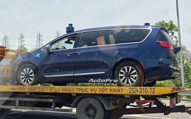 Chrysler Pacifica - Minivan đối thủ Carnival lần đầu lộ diện trên phố Việt Nam: Là bản PHEV, nóc gắn thiết bị cho xe tự lái - Ảnh 3.