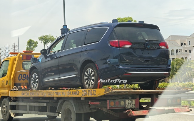 Chrysler Pacifica - Minivan đối thủ Carnival lần đầu lộ diện trên phố Việt Nam: Là bản PHEV, nóc gắn thiết bị cho xe tự lái - Ảnh 4.