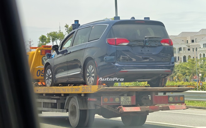 Chrysler Pacifica - Minivan đối thủ Carnival lần đầu lộ diện trên phố Việt Nam: Là bản PHEV, nóc gắn thiết bị cho xe tự lái - Ảnh 5.