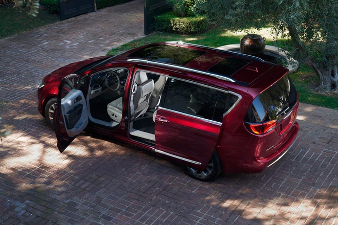Chrysler Pacifica - Minivan đối thủ Carnival lần đầu lộ diện trên phố Việt Nam: Là bản PHEV, nóc gắn thiết bị cho xe tự lái - Ảnh 8.