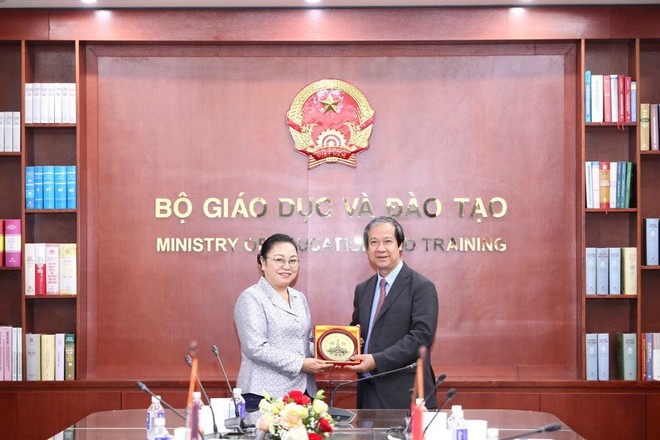 Bộ trưởng Bộ Giáo dục và Đào tạo Nguyễn Kim Sơn, Đại sứ Khamphao Ernthavanh tặng quà lưu niệm tại buổi tiếp. Ảnh: NM Bộ trưởng Bộ Giáo dục và Đào tạo Nguyễn Kim Sơn, Đại sứ Khamphao Ernthavanh tặng quà lưu niệm tại buổi tiếp. Ảnh: NM