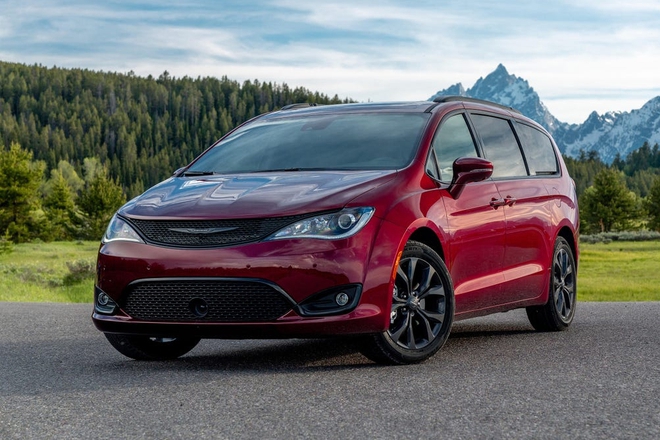 Chrysler Pacifica - Minivan đối thủ Carnival lần đầu lộ diện trên phố Việt Nam: Là bản PHEV, nóc gắn thiết bị cho xe tự lái - Ảnh 6.