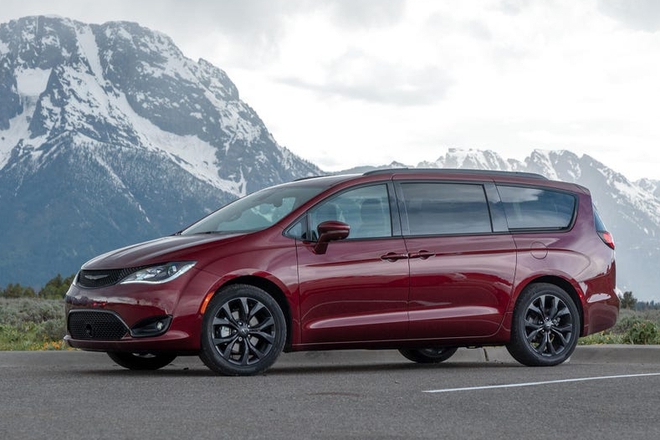 Chrysler Pacifica - Minivan đối thủ Carnival lần đầu lộ diện trên phố Việt Nam: Là bản PHEV, nóc gắn thiết bị cho xe tự lái - Ảnh 7.