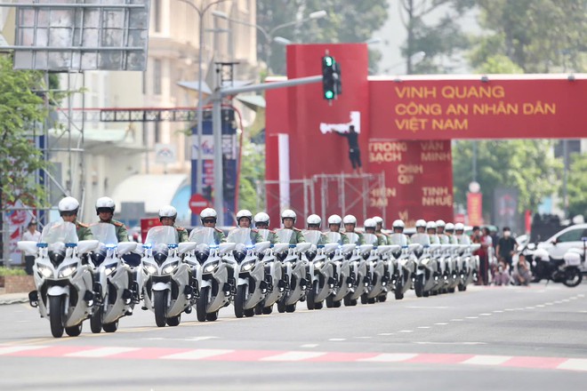 Vinh quang ngành Công an: Xe hộ tống thực hiện pha lái chiến thuật cực khó, VF 9 lần đầu được làm 1 việc - Ảnh 3.