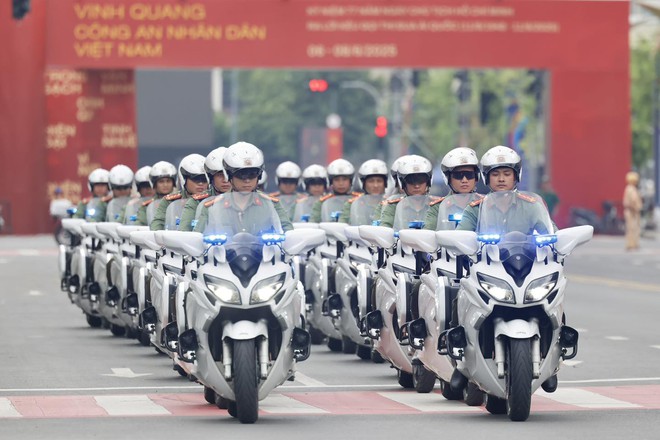 Vinh quang ngành Công an: Xe hộ tống thực hiện pha lái chiến thuật cực khó, VF 9 lần đầu được làm 1 việc - Ảnh 2.